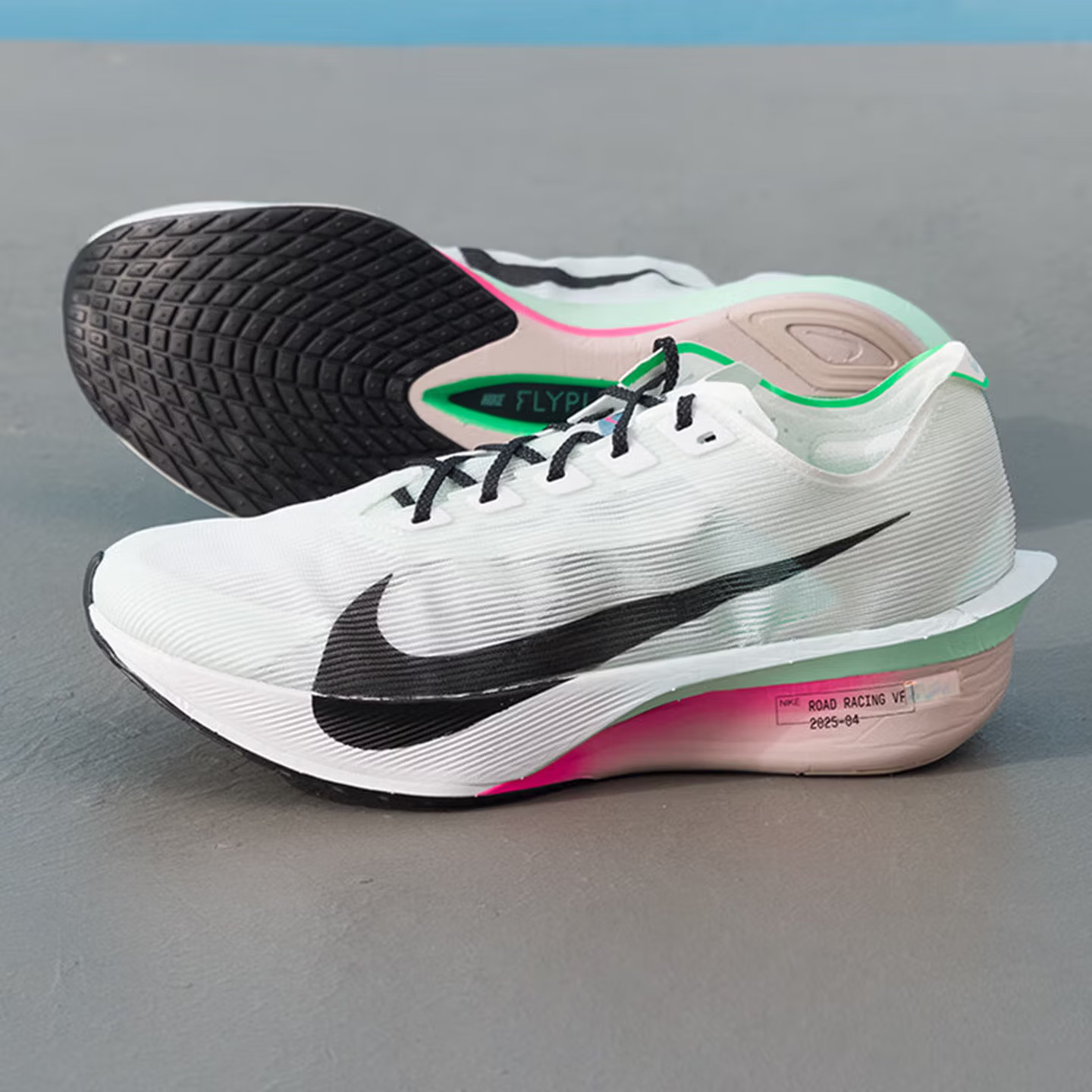 حذاء نايك فابورفلاي 4 للرجال ل - مراجعة Lightweight Road Running Shoes وسعره
