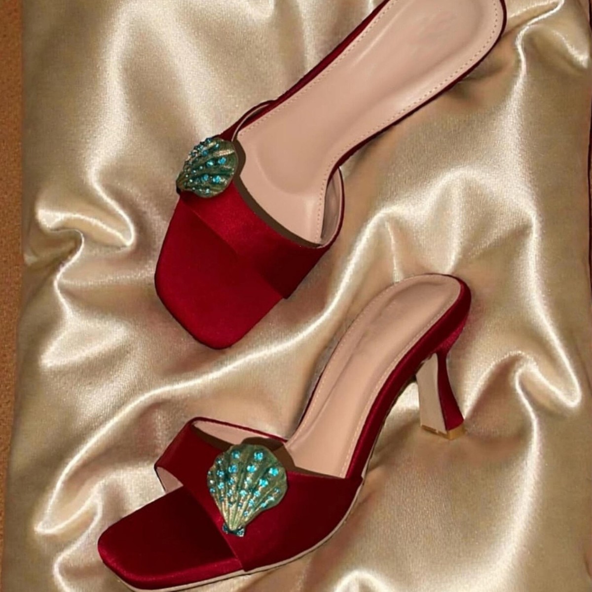 صنادل نسائية بكعب عالٍ ومقدمة  - مراجعة Sandals وسعره