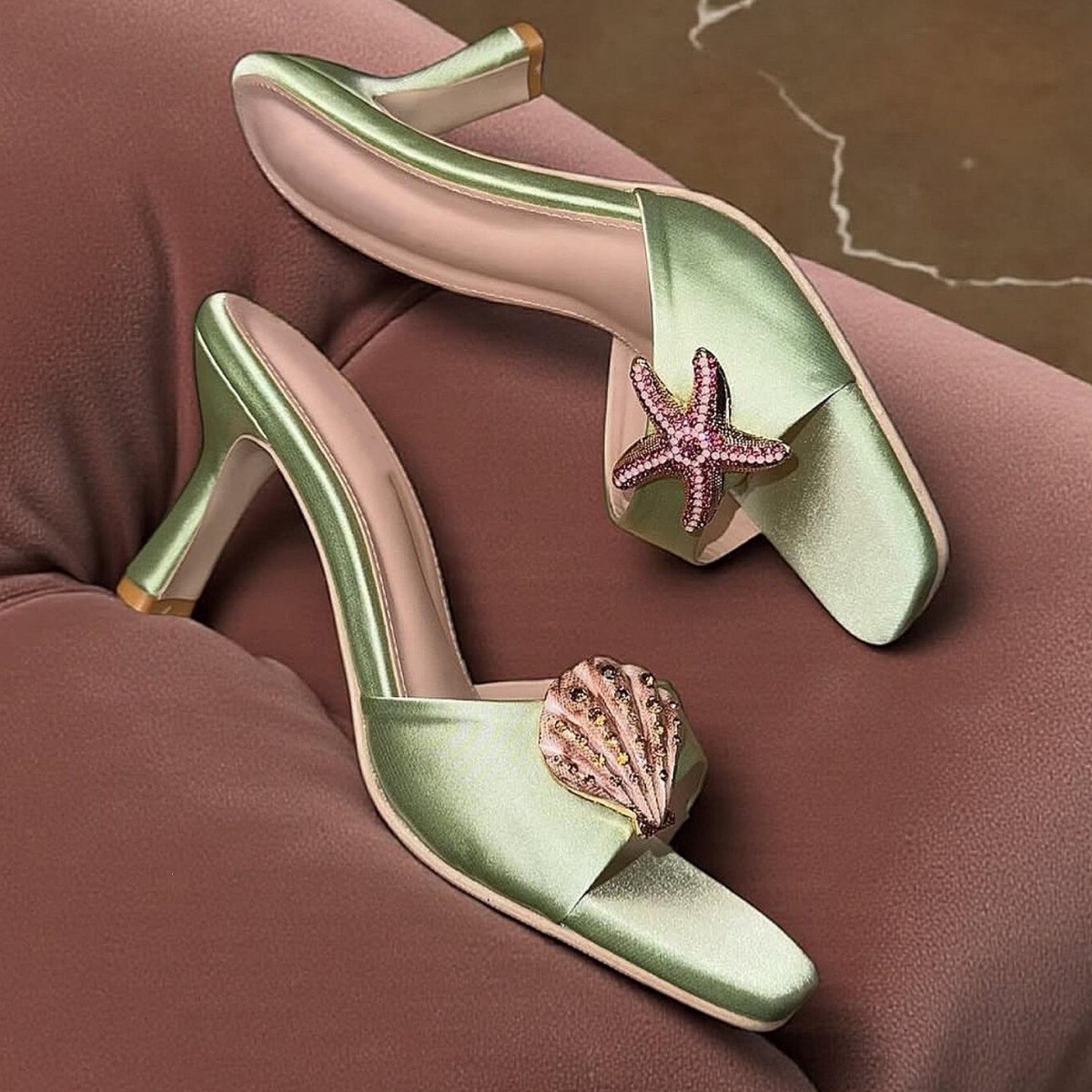 صنادل نسائية بكعب عالٍ ومقدمة  - مراجعة Sandals وسعره